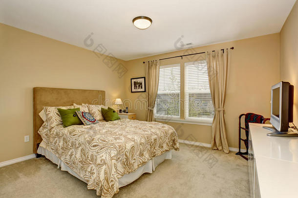 优雅的卧室，有图案的床上用品。