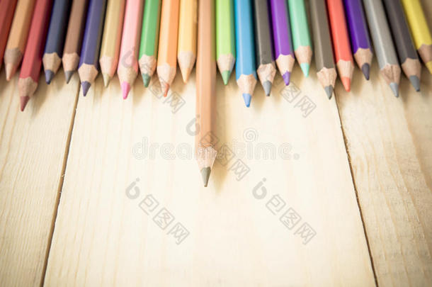 着色铅笔不同于人群的<strong>步伐</strong>