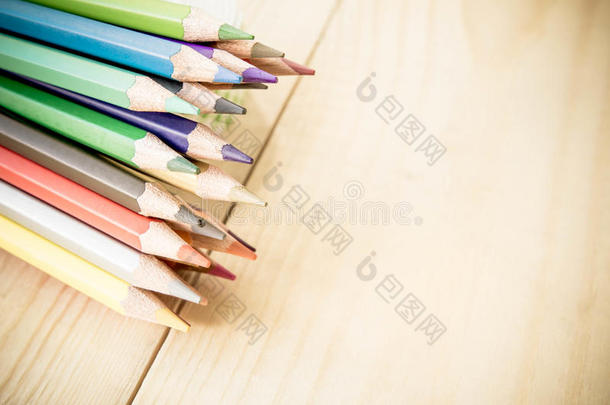 着色铅笔不同于人群的<strong>步伐</strong>。