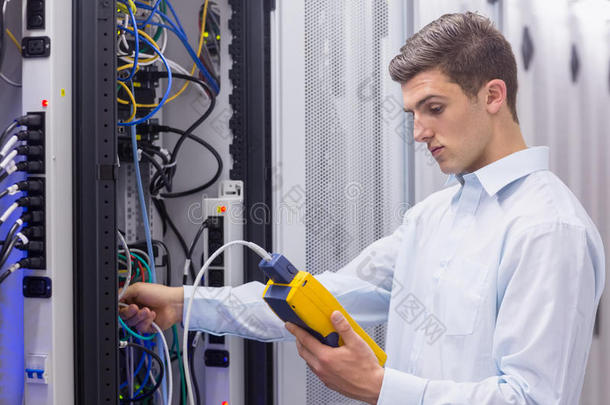 集中技术人员在服务器上使用数字电缆分析器