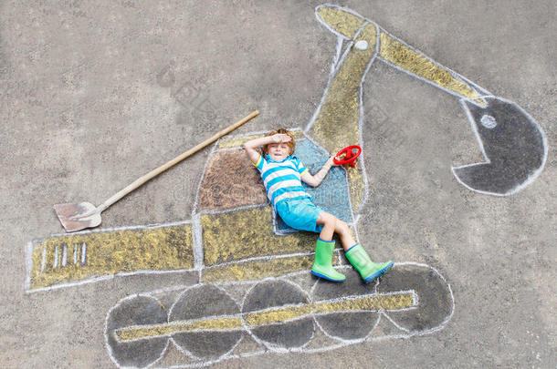 有趣的小男孩与挖掘机粉笔图片