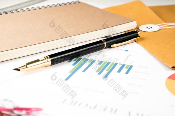商业和<strong>财务</strong>报告用钢笔在木制桌子上。文件是<strong>模型</strong>