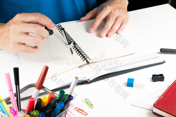 商业和财务报告用钢笔在木制桌子上。文件是模型