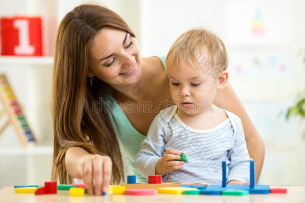 孩子和妈妈<strong>一起</strong>玩<strong>拼</strong>图玩具