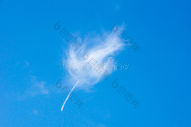羽毛像云和飞机轨迹