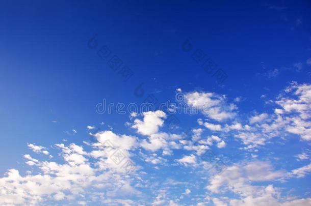 蓝色多云的天空，高分辨率的图片