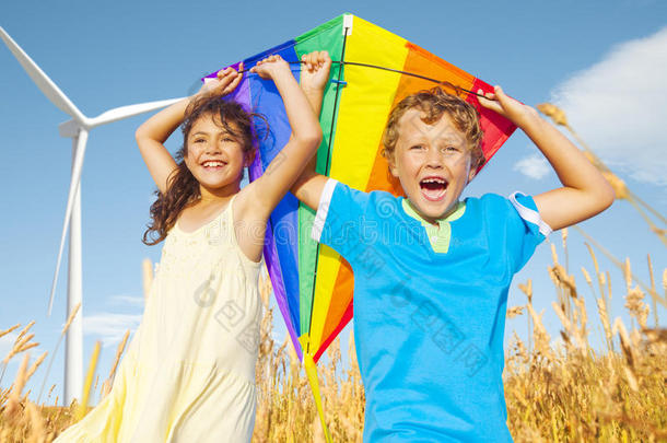 孩子们玩风筝快乐欢快的夏天概念