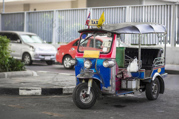 泰国首都<strong>一条街</strong>上的<strong>一</strong>辆三轮出租车