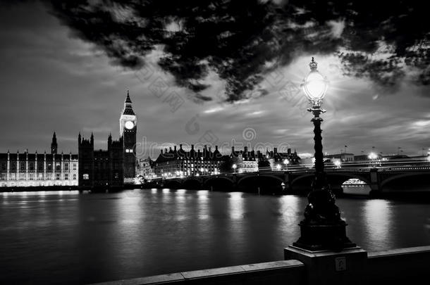 大本钟，伦敦，英国日落。 威斯敏斯特大桥上的复古路灯。 黑白相间