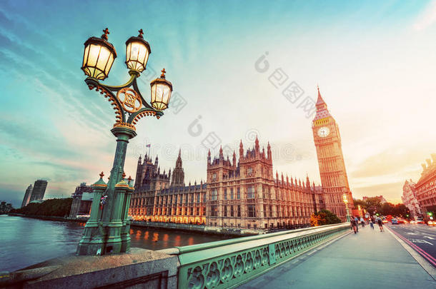 大本钟，伦敦，英国日落。 威斯敏斯特大桥上的复古路灯。 古董