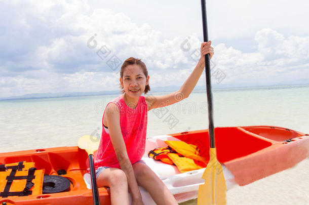 美丽的女孩与皮艇划桨旅行和度假在Bea