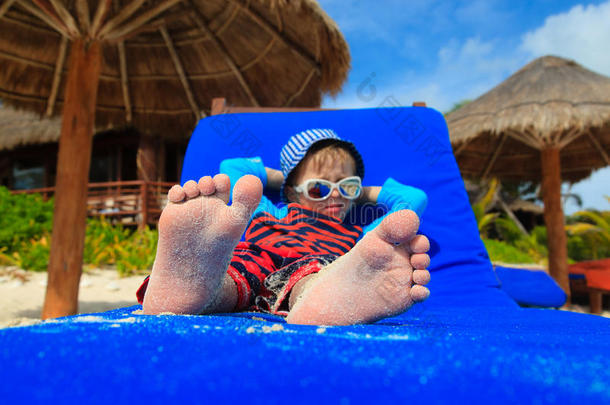 孩子的脚放松，享受夏天的海滩