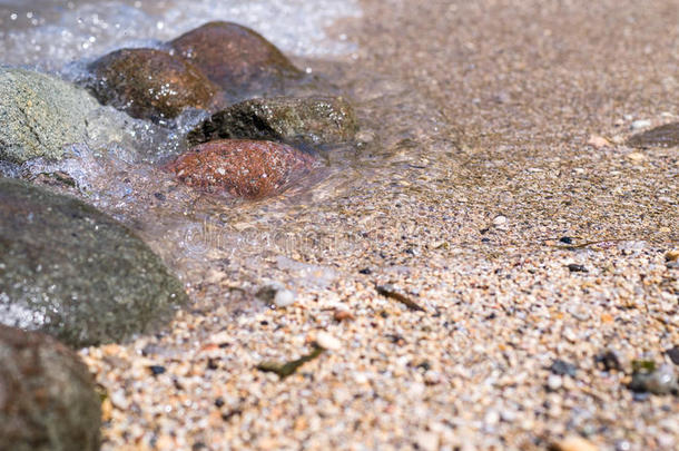五颜六色的岩石在海滩上溅起浪花