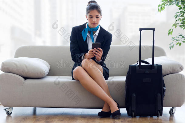 机场的漂亮女<strong>主人</strong>带着手机。