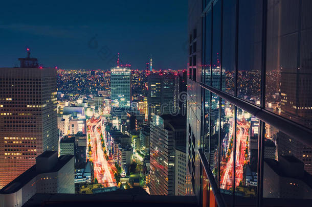 从摩天大楼上俯瞰日本东京夜间的城市景观