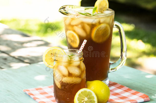 冷夏季饮料冰茶与柠檬