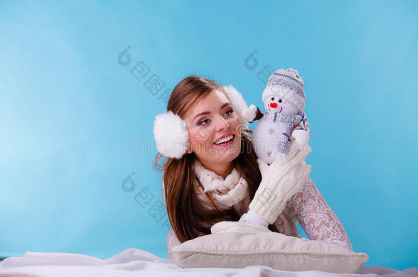 可爱的女人和小雪人。 冬天。