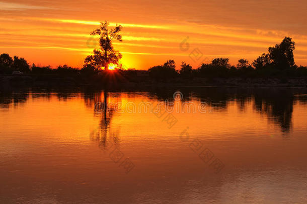 晚上。 河上的日落。 太阳落在地平线后面