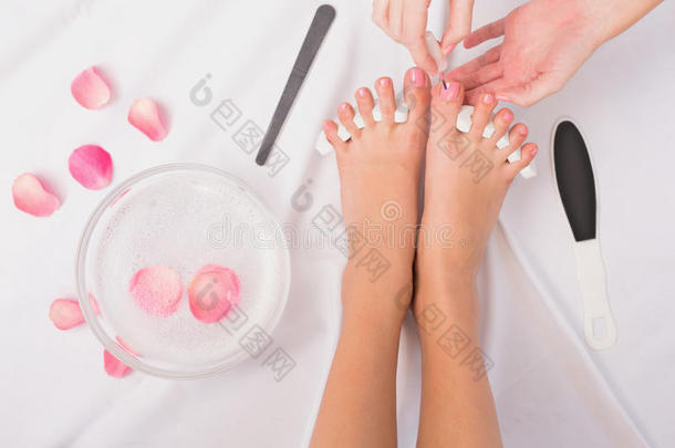 美容师画女人的脚趾甲