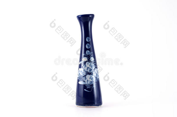 关闭蓝色<strong>中国瓷器</strong>花瓶，白色的花图案隔离在白色的背景上