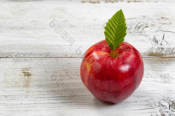 新鲜的全<strong>红苹果</strong>在质朴的白色木板上