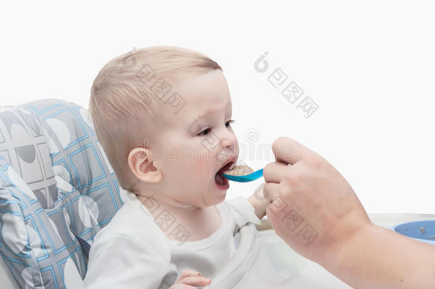 小宝宝用勺子喂食