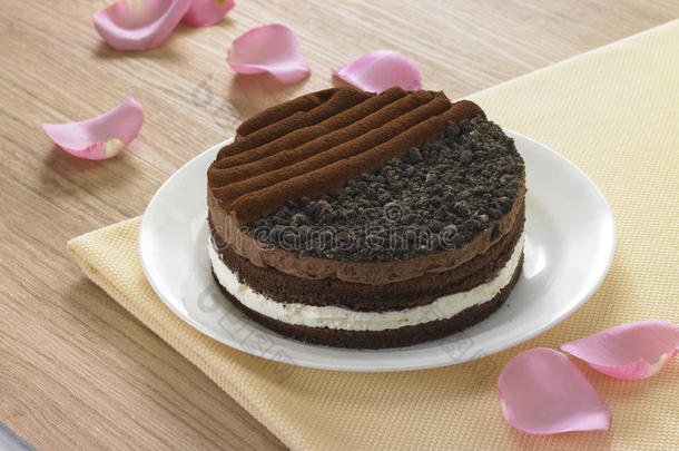 巧克力片优雅玫瑰背景提拉米苏蛋糕圆