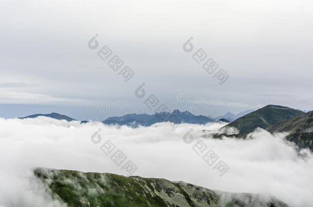 云进入坠落雾花岗岩