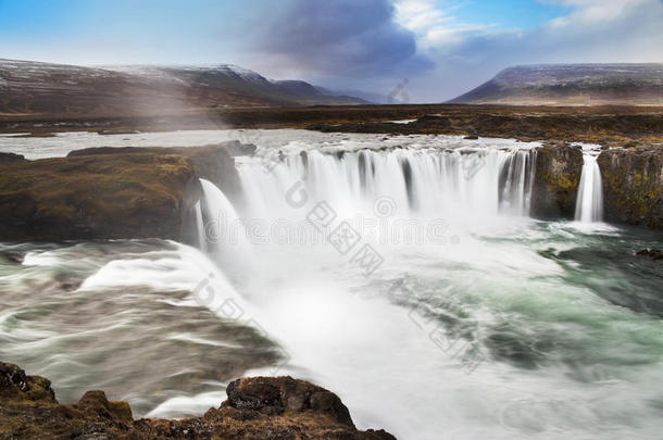 戈达弗斯是冰岛最壮观的瀑布之一