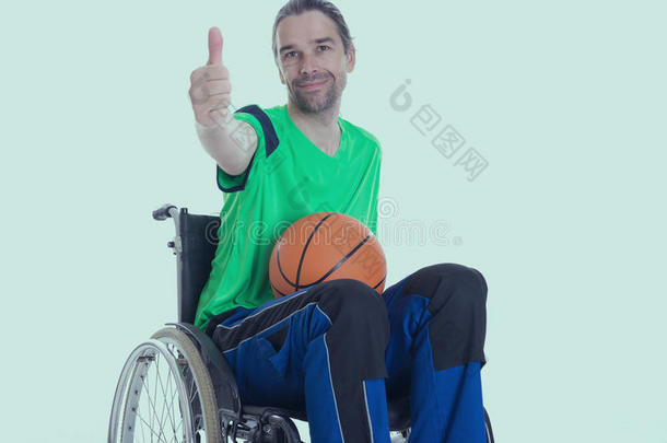 轮椅上的<strong>残</strong>疾人正在用球和拇指做运动