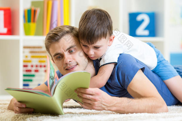 父亲教孩子读书
