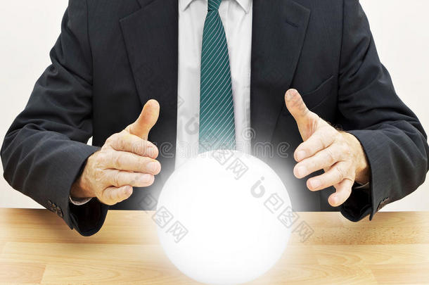 算命商人用水晶球预测未来