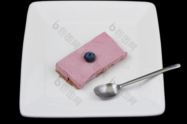 <strong>蓝莓</strong>芝士<strong>蛋糕</strong>，勺子在白色盘子上，黑色隔离