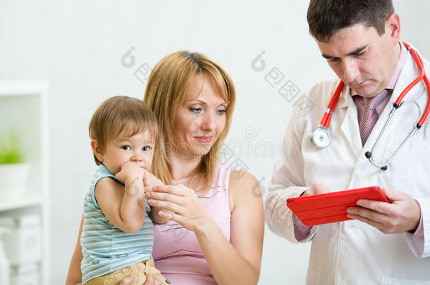 儿科医生检查孩子。母亲