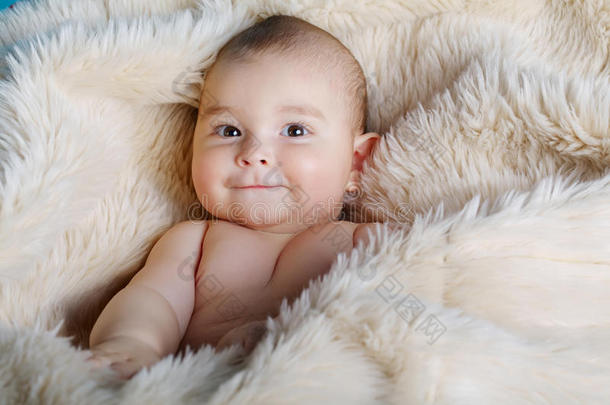 躺在毛皮上的可爱婴儿画像