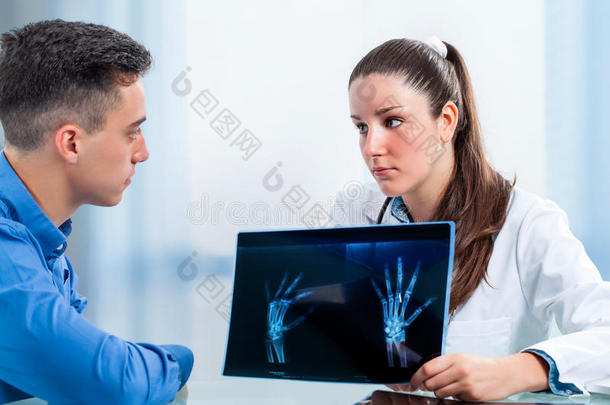 女医生与病人讨论健康结果。