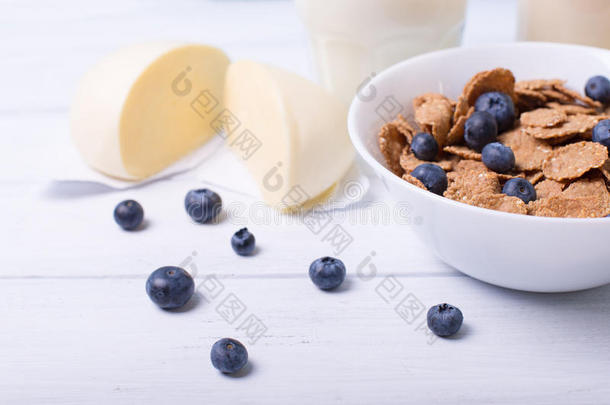 半视图的谷物与蓝莓与马<strong>扎</strong>雷拉和牛奶在背景上的玻璃。 以中<strong>心</strong>焦点和