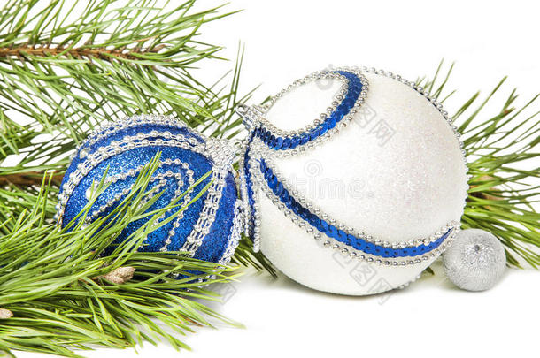 圣诞云杉和蓝色的白色闪光球
