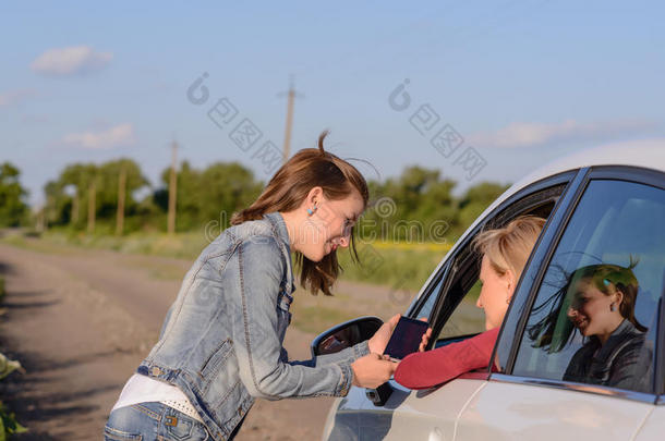 友好的十几岁女孩和一个女司机交谈