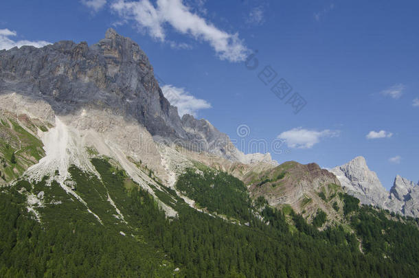 阿尔卑斯山背景<strong>白塔</strong>美丽的美女