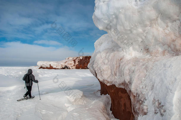 一个人穿着雪鞋走路