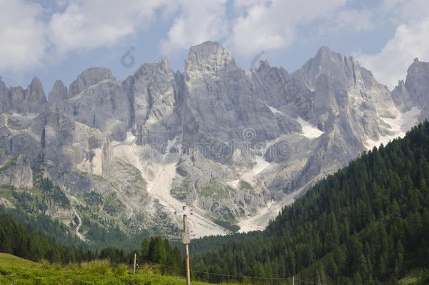 阿尔卑斯山背景<strong>白塔</strong>美丽的美女