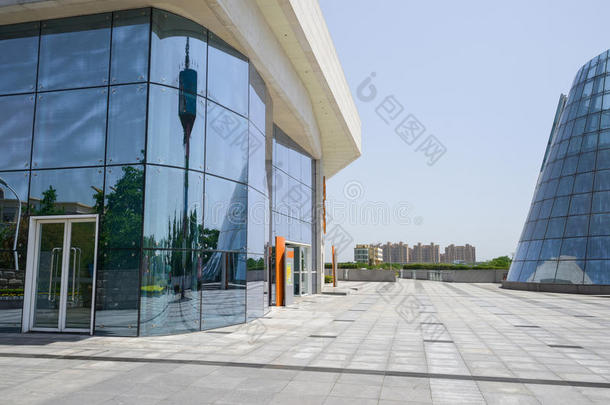 阳光明媚的夏天，玻璃墙的现代建筑