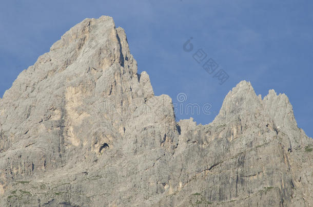 阿尔卑斯山背景<strong>白塔</strong>美丽的美女