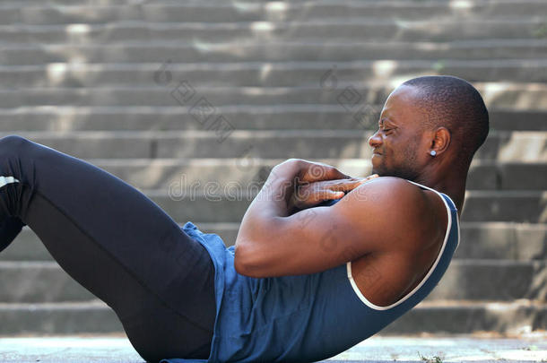 非裔美国人男子运动训练锻炼室外仰卧起坐