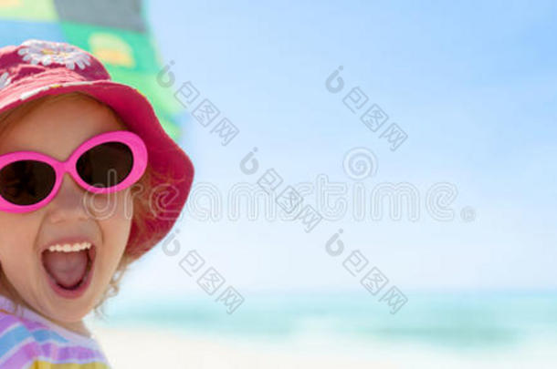 女孩快乐微笑健康牙齿太阳眼镜海滩全景