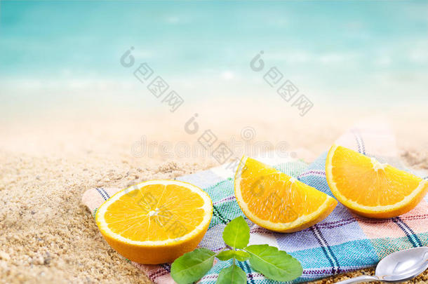 新鲜的橙色切片与薄荷在织物和<strong>沙滩夏季</strong>