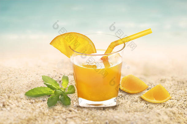 新鲜橙汁与薄荷玻璃在沙滩海滩夏日