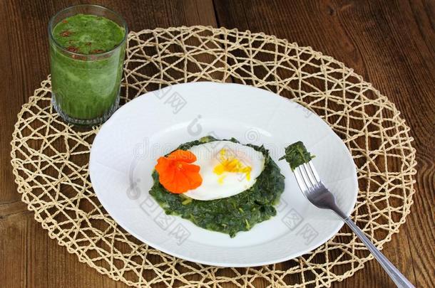 炖菠菜，<strong>煮鸡蛋</strong>和绿色冰沙