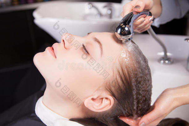 理发师洗女人的金发